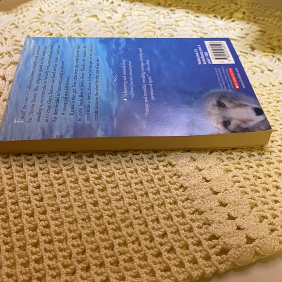 Island of the Blue Dolphin paperback book - Picture 3 of 5